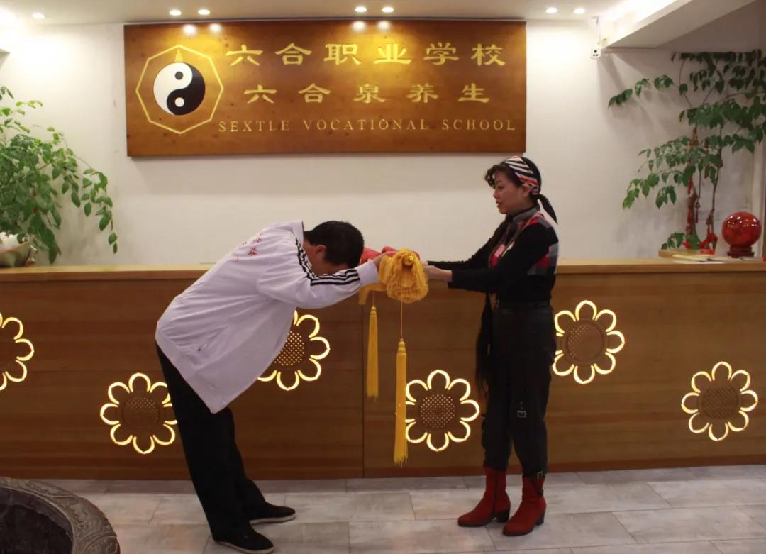 送錦旗，謝師恩！