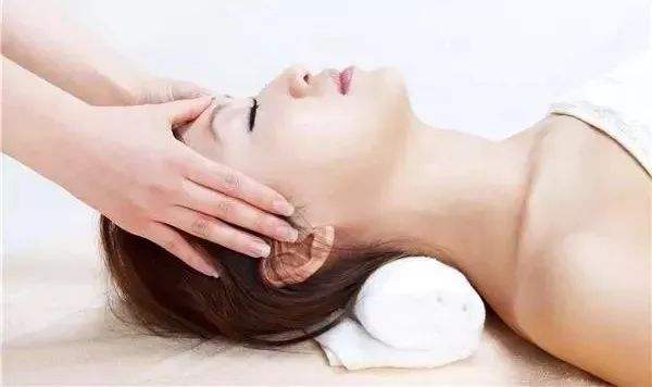 中醫(yī)推拿學校分享頭部按摩4大技巧