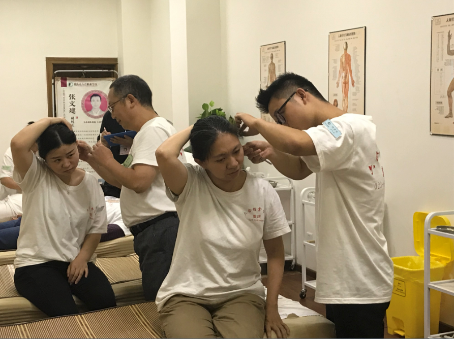 貼耳穴可以治療便秘？聽聽重慶六合學校怎么說