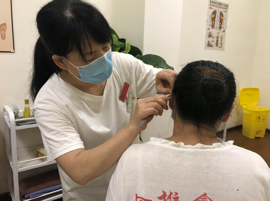 貼耳穴可以治療便秘？聽聽重慶六合學校怎么說