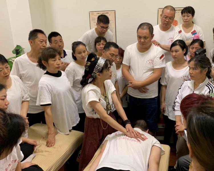 推拿培訓(xùn)學(xué)校分享兩種秋冬養(yǎng)腎的按摩方法