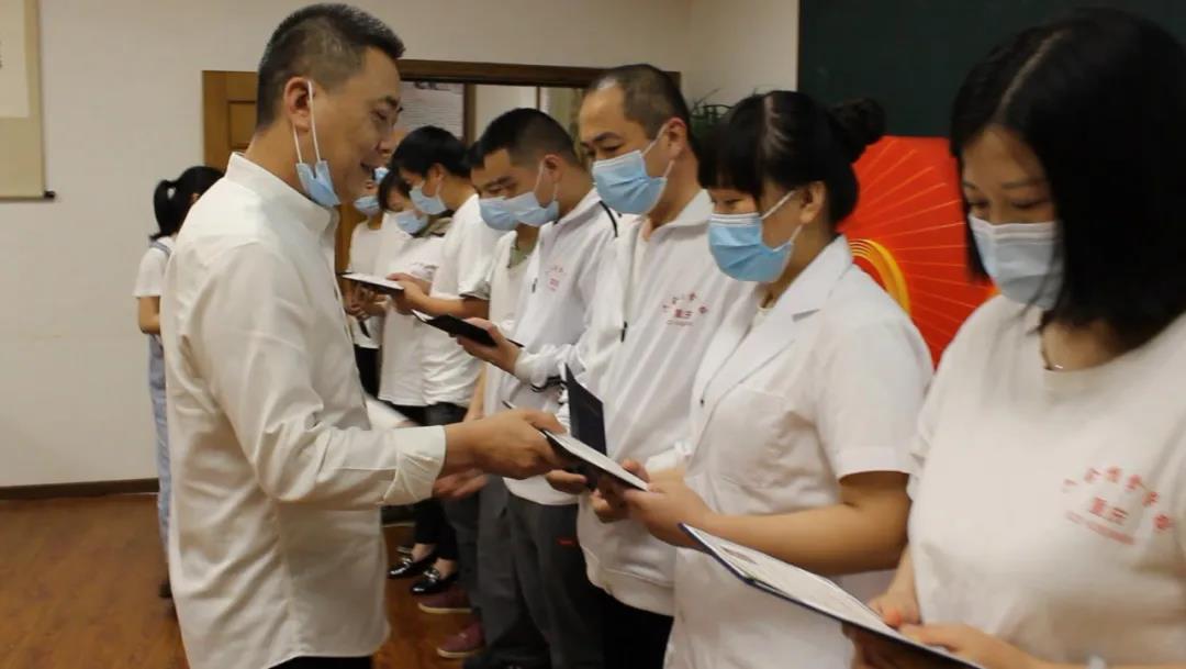 領證啦！新老學員齊聚六合學校結業典禮！