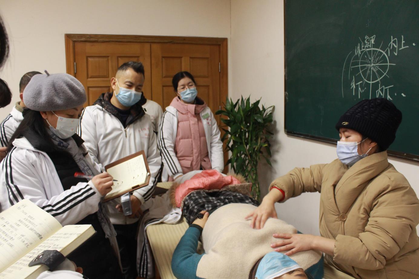催乳師和小兒推拿這個兩個職業怎么樣？
